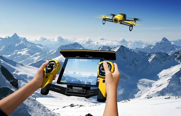 SKYCONTROLLERBEBOP_YELLOW_Lifestyle00_mini SKYCONTROLLERBEBOP_YELLOW_Lifestyle00_mini Parrot Bebop Skycontroller drohne Kameradrohnen – das sind die Highlights auf der CES 2015 SKYCONTROLLERBEBOP YELLOW Lifestyle00 mini