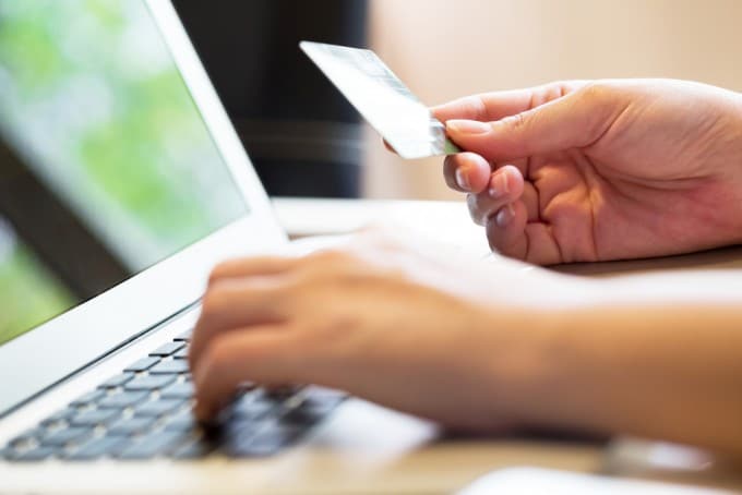 Online-Payment: Bezahlen im Internet soll sicherer und billiger werden Online-Payment Ab 2017 soll Online-Payment sicherer und billiger werden shutterstock 246421984 680x454