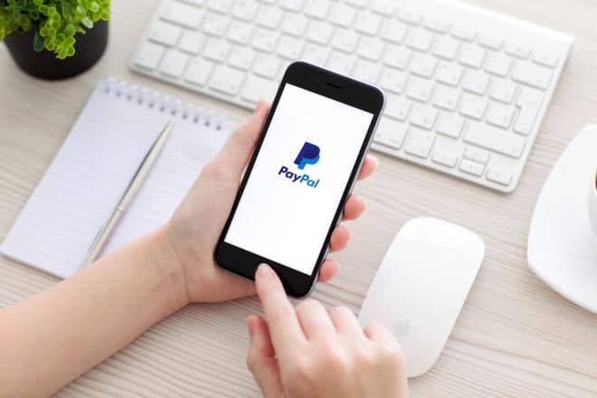 lo-c paypal PayPal Zum Weihnachtsgeschäft: PayPal erstattet Kunden Retouren bigstock Woman Holding Iphone With Pa 84415358 660x440