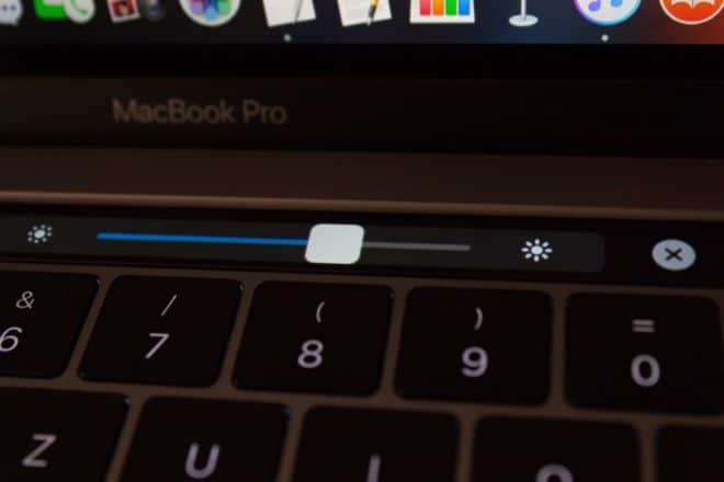 macbook Angetoucht: Das MacBook Pro mit Touch Bar im Test TouchBar Helligkeitsbalken 660x440