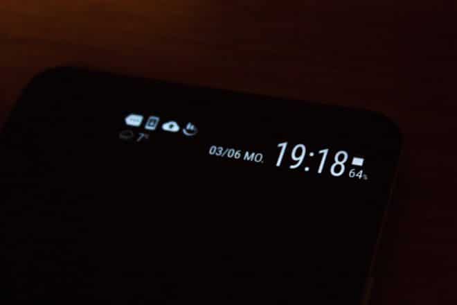 20 - HTC Ultra - Dual Display (Handy aus, Anzeige der Zeit) htc u ultra Das HTC U Ultra im Test &#8211; riesiges Smartphone ohne Killer-Feature 20 HTC Ultra Dual Display Handy aus Anzeige der Zeit 660x440