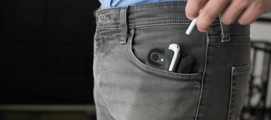 PodCase: iPhone-Case mit AirPod Ladestation
